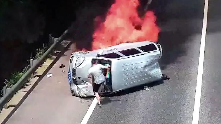 Heroic man rescues passengers trapped in burning minivan - CGTN