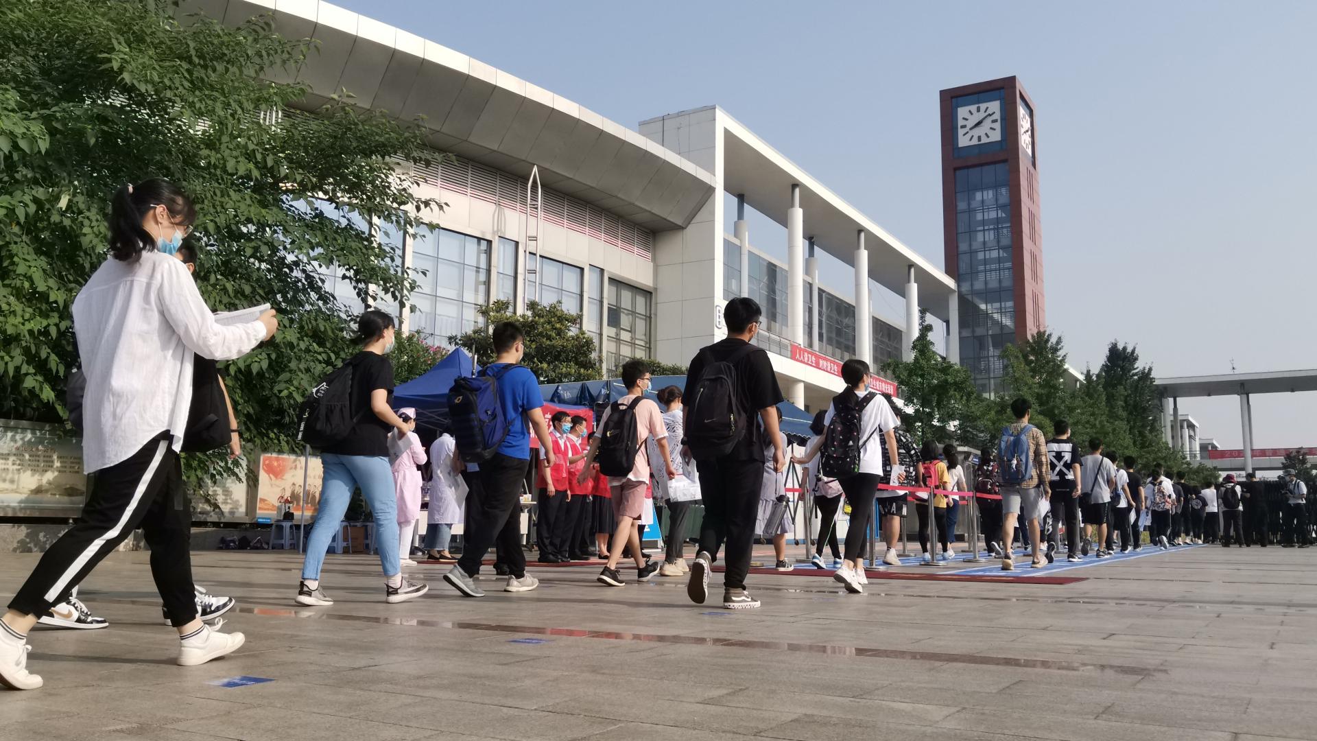 Wuhan students face heavy rain on first day of Gaokao - CGTN