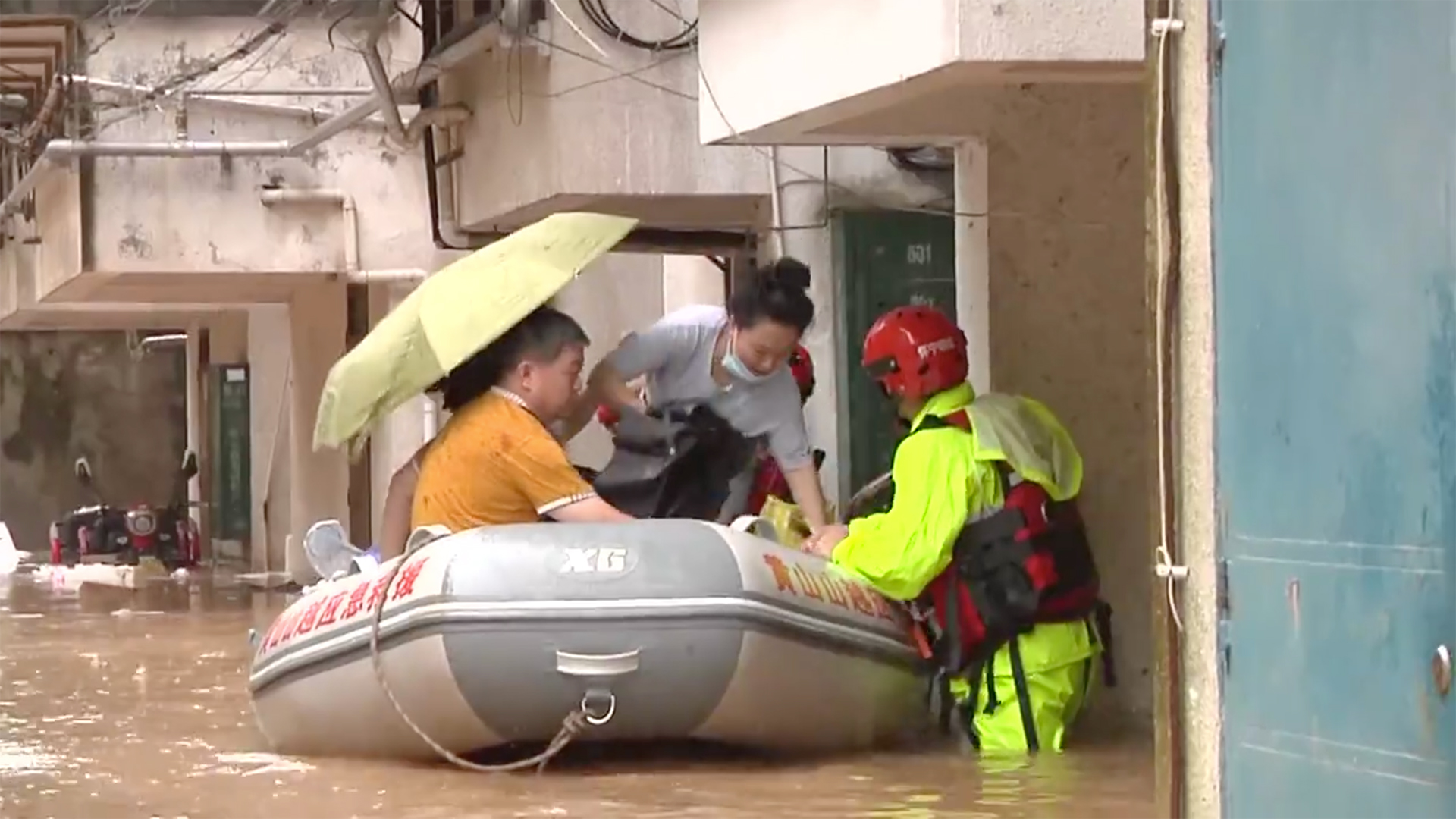 Rescuers use kayaks to evacuate people from flood in Anhui Province - CGTN