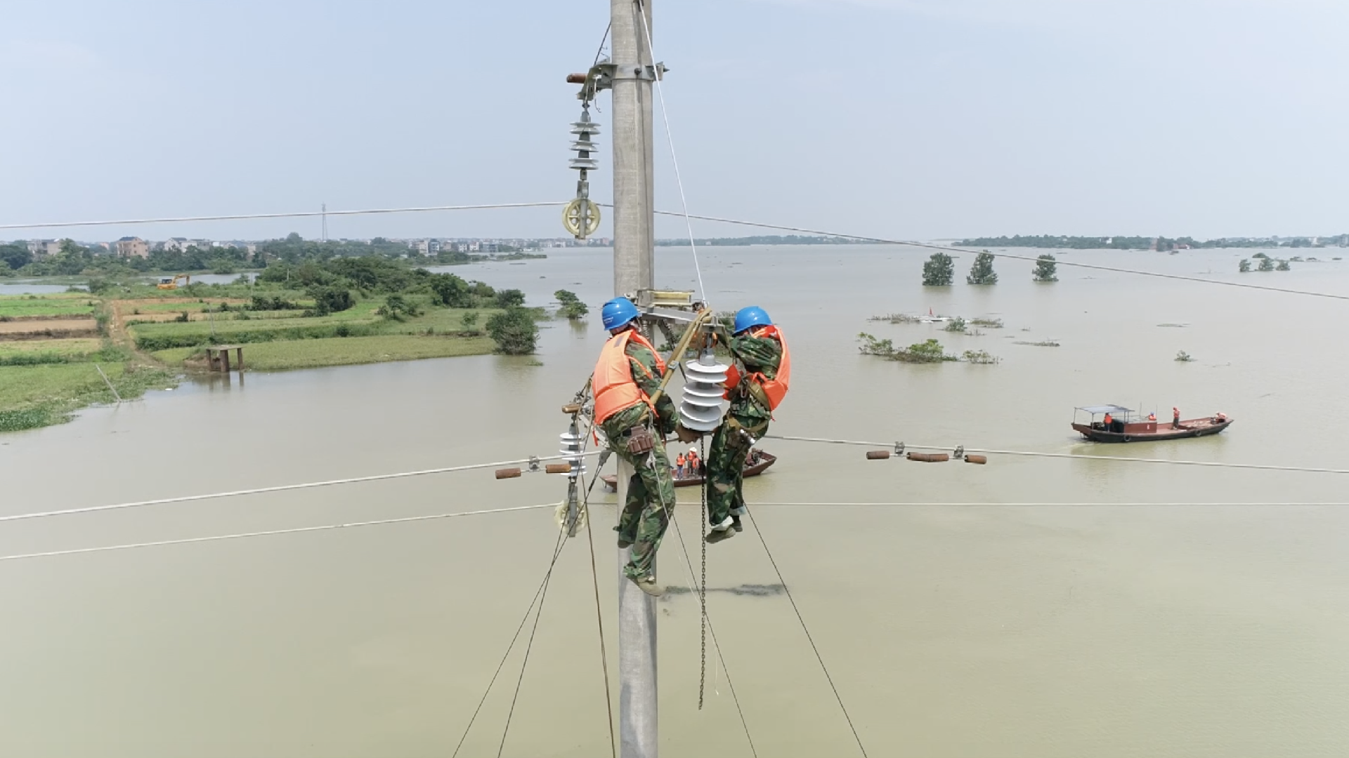 Retired electrician leads team to restore power disrupted by flood - CGTN