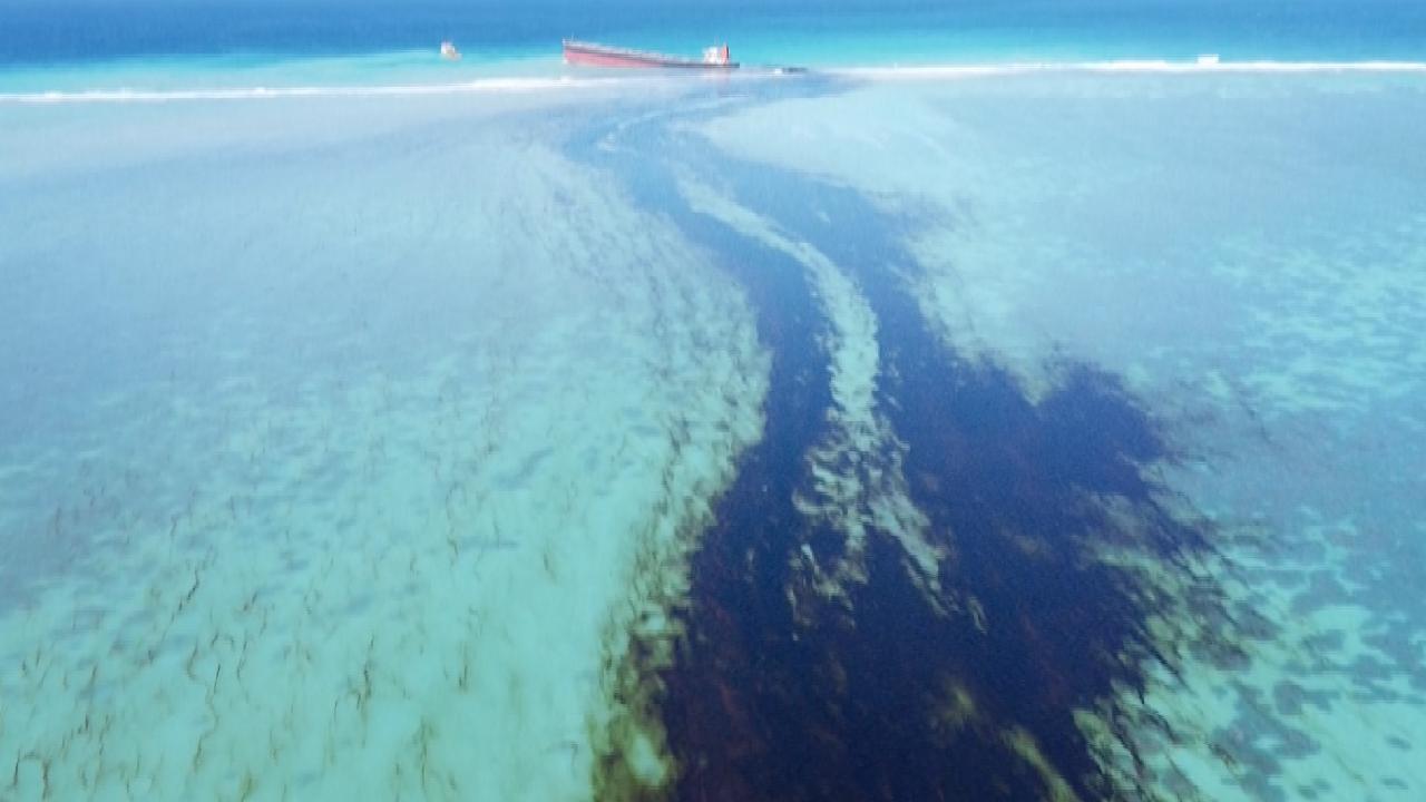 Bulk carrier off Mauritius leaks oil into ocean CGTN
