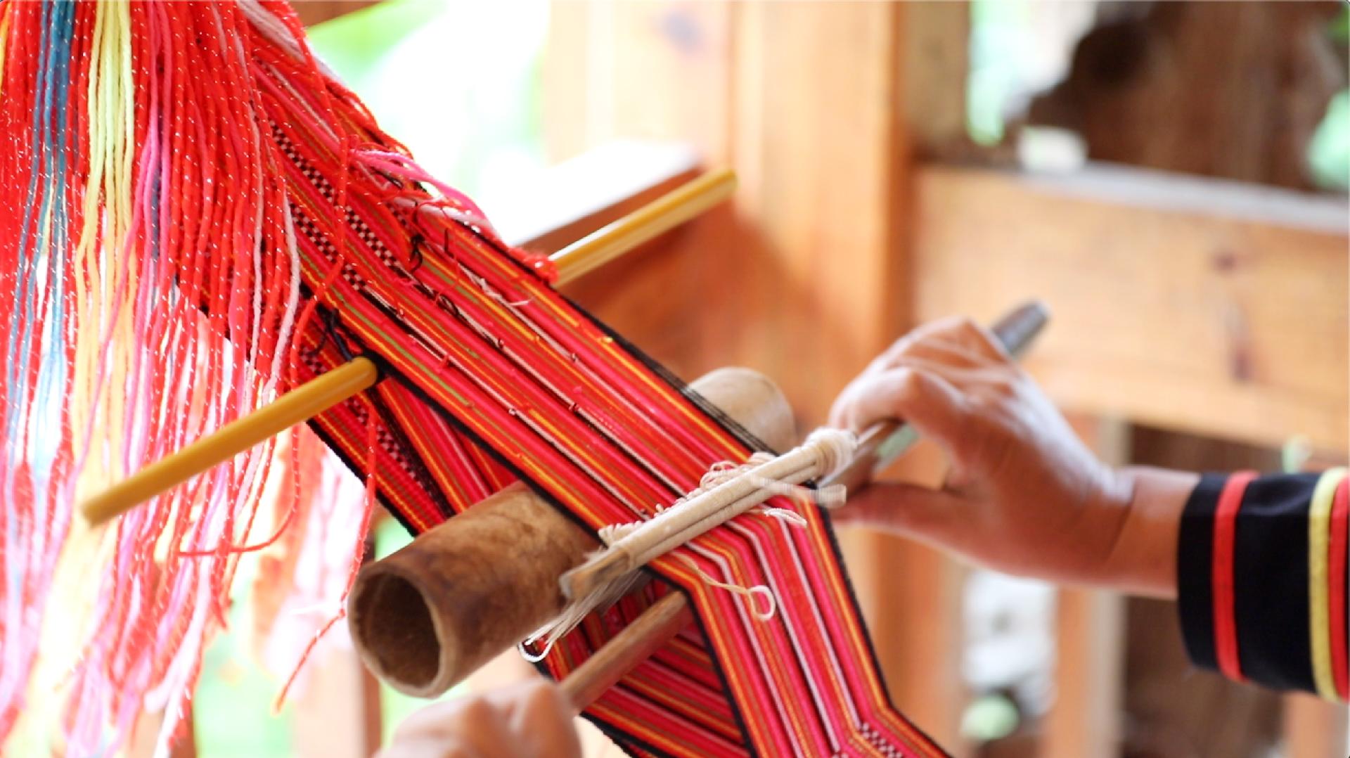 chinese-ethnic-tradition-kept-alive-lahu-people-s-weaving-cgtn