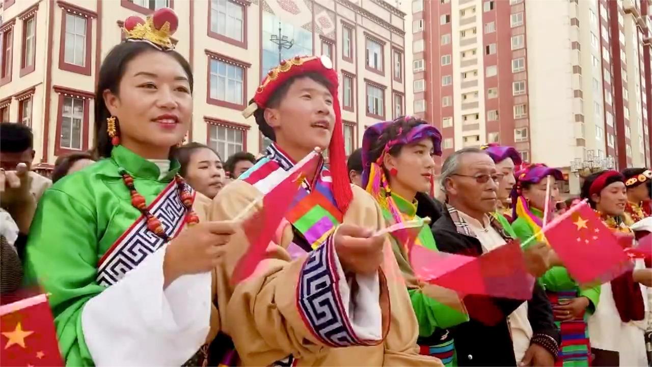 Tibetan people celebrate China's National Day with flash mob - CGTN