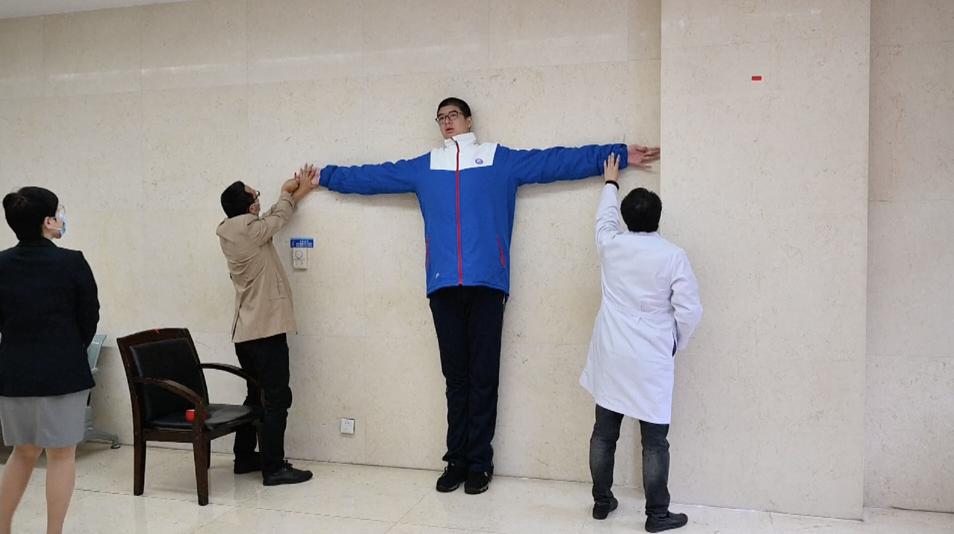 chinese-teen-set-to-become-world-s-tallest-boy-at-2-2m-cgtn