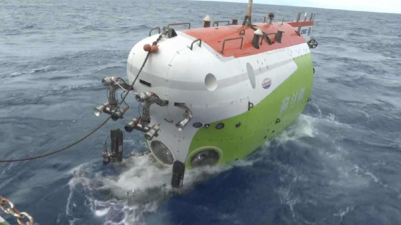 china-livestreams-manned-submersible-at-bottom-of-mariana-trench-cgtn