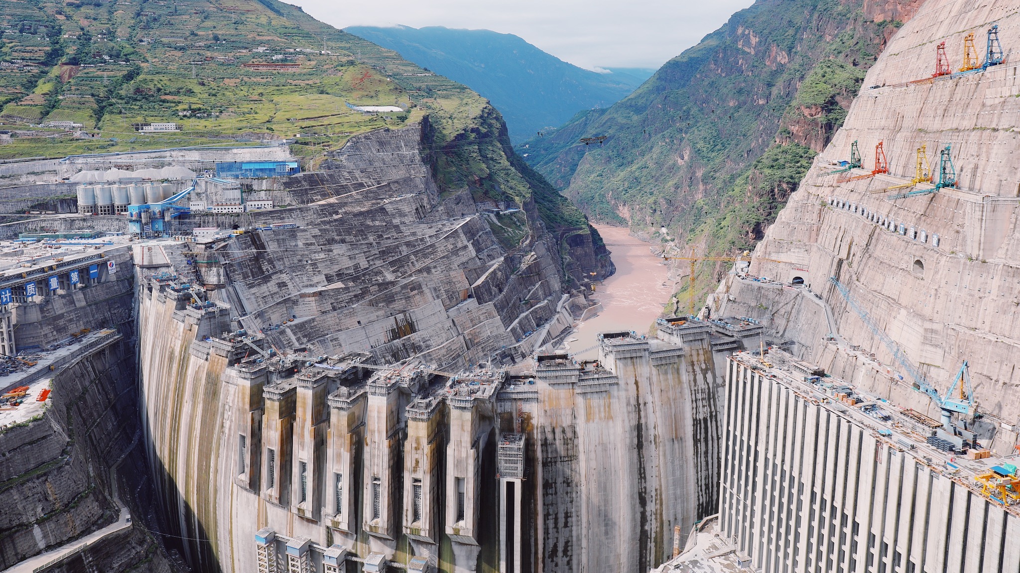 Самая высокая дамба. ГЭС Байхэтань в Китае. Китайская ГЭС Силоду. Дамба Сычуань. Дамба в Китае.