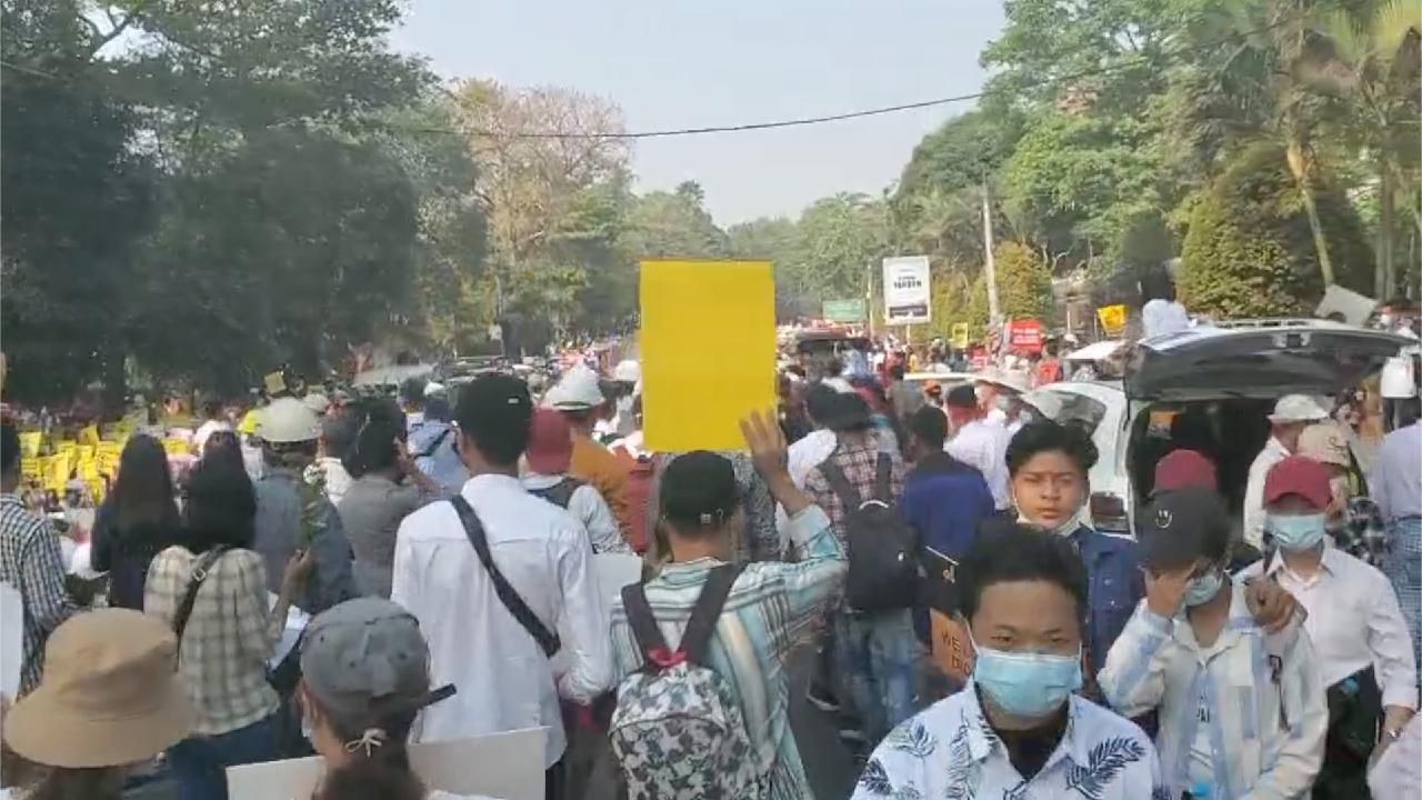 Thousands rally demanding release of detained Myanmar ...