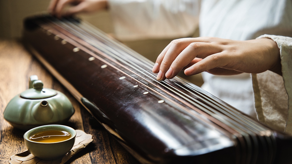 Chinese young artist: Guqin maker aims to create legacy - CGTN