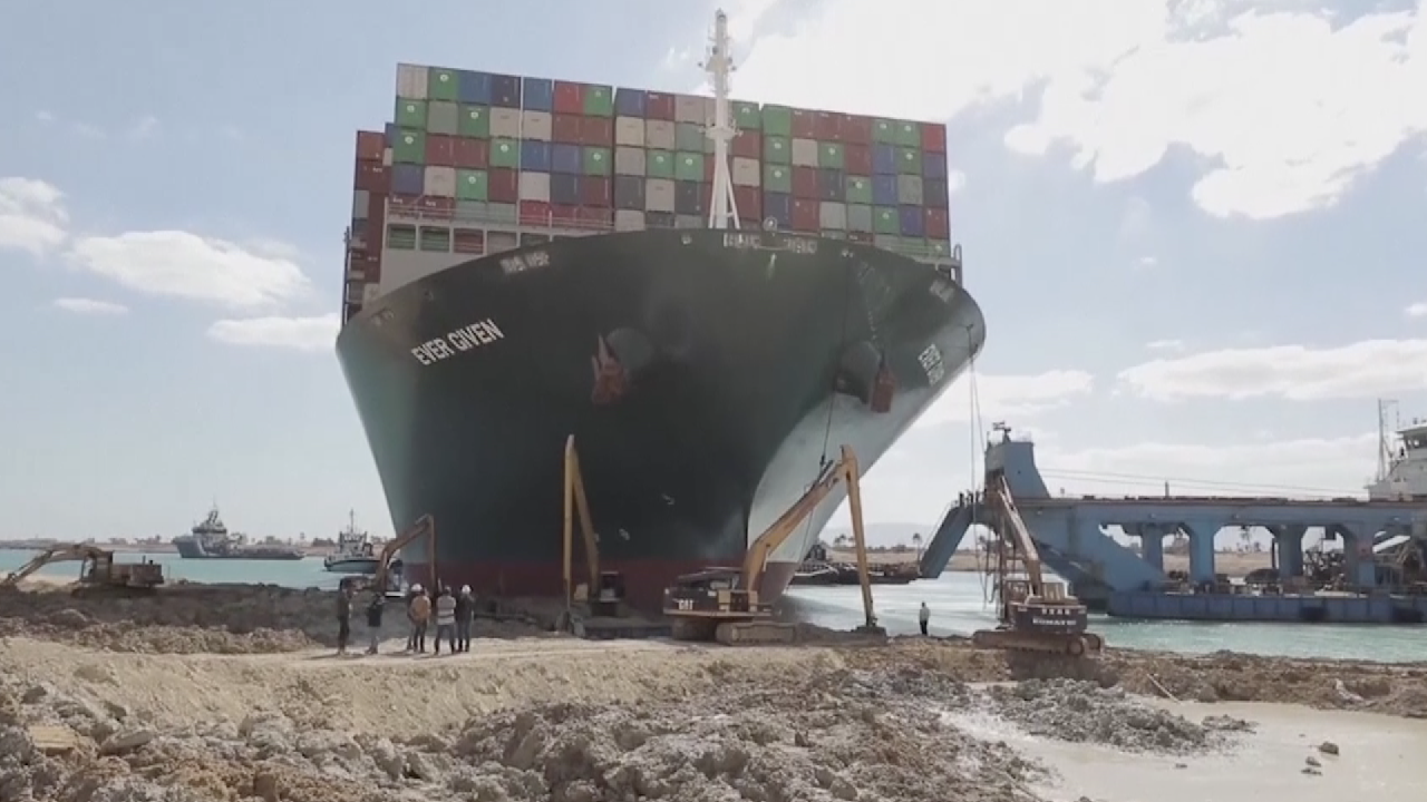 Salvage teams try to free container ship stuck in Suez Canal CGTN