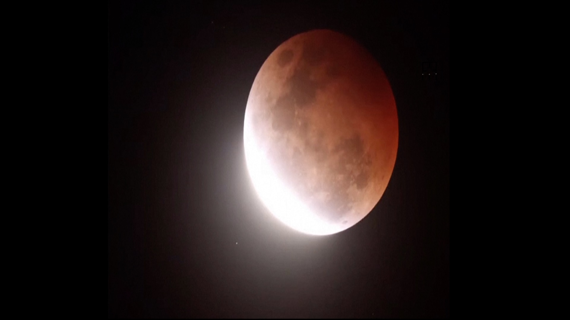 Во сколько начинается солнечное затмение сегодня. Полнолуние суперлуние, Кровавая Луна. Лунное затмение 2021. Кровавая Луна 2021. Кровавая Луна затмение.