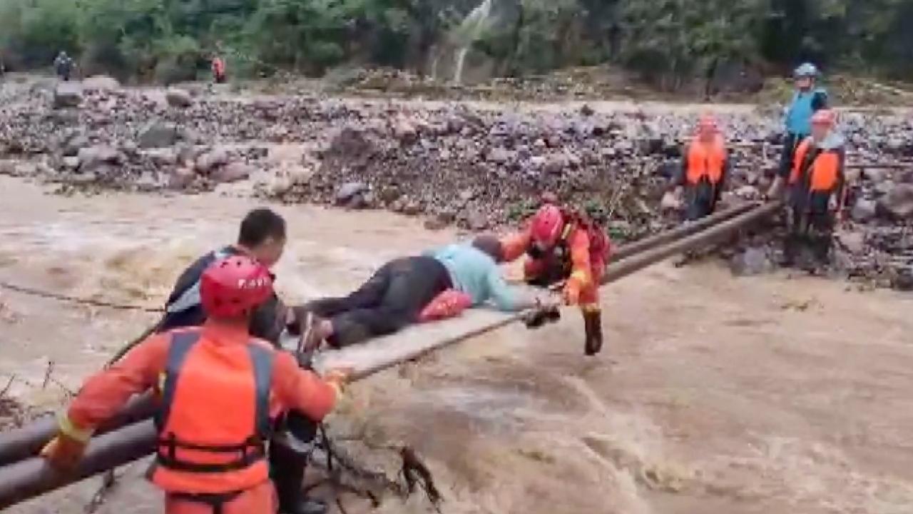Rescuers rush to help rainstorm-hit Henan, C China - CGTN