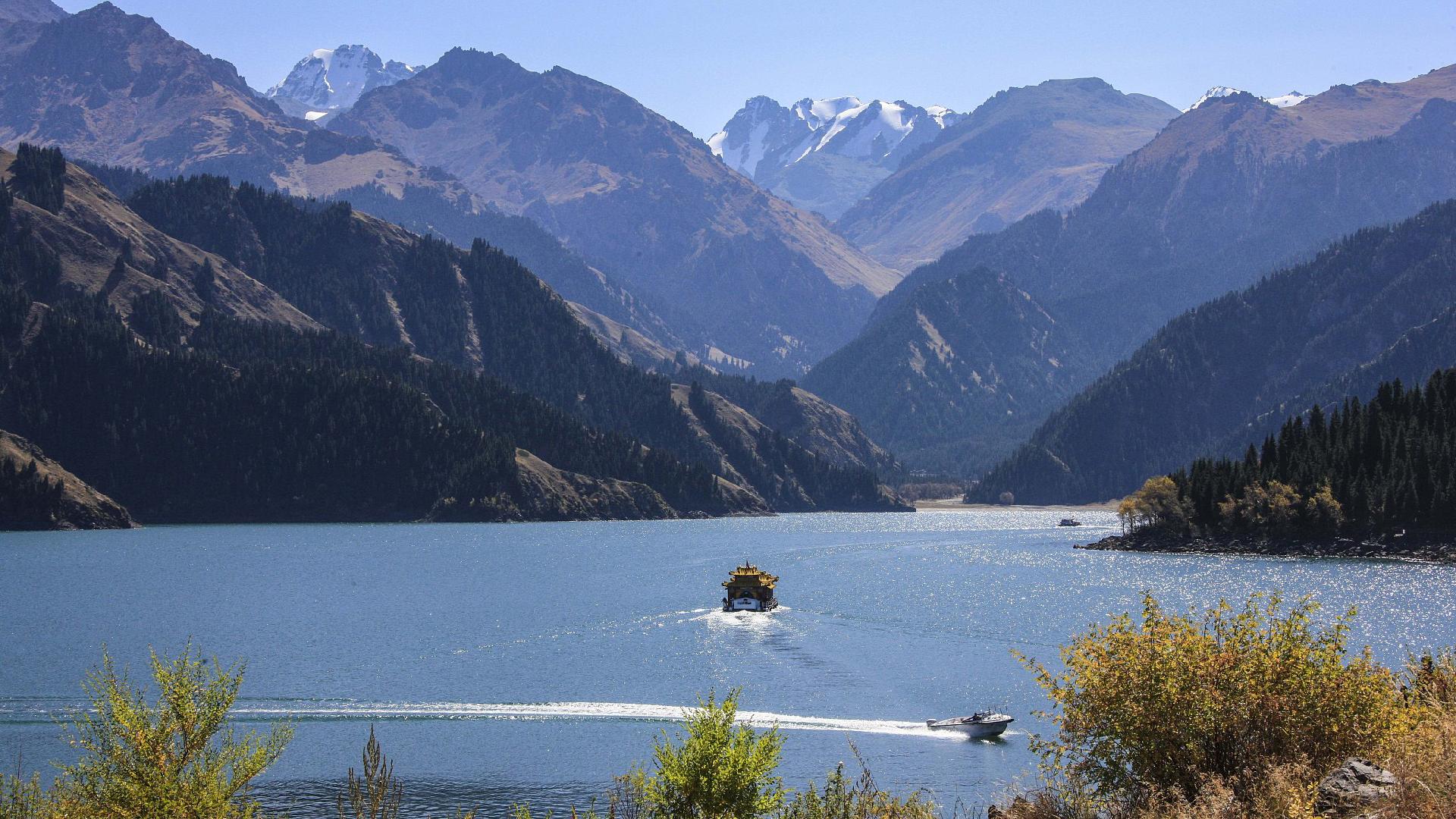 tourists-flock-to-tianchi-lake-in-xinjiang-during-national-day-holiday