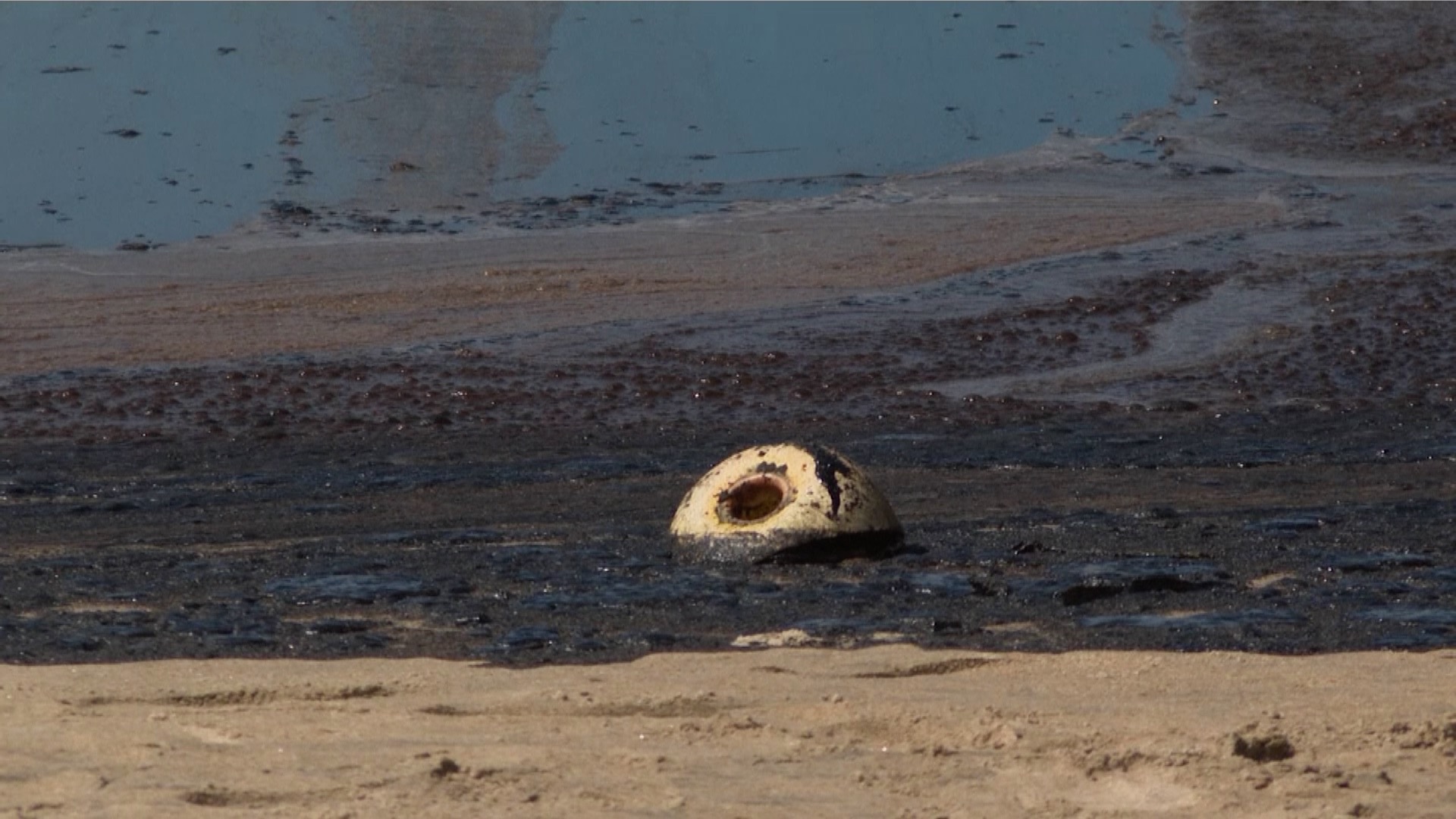 Official: Massive California oil spill an 'environmental catastrophe 