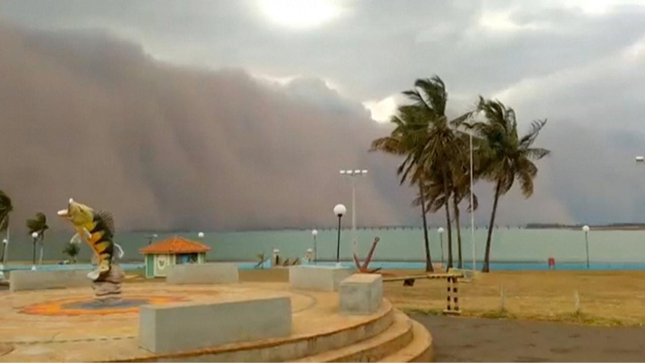 Gigantic sandstorm blocks out horizon in Brazil CGTN