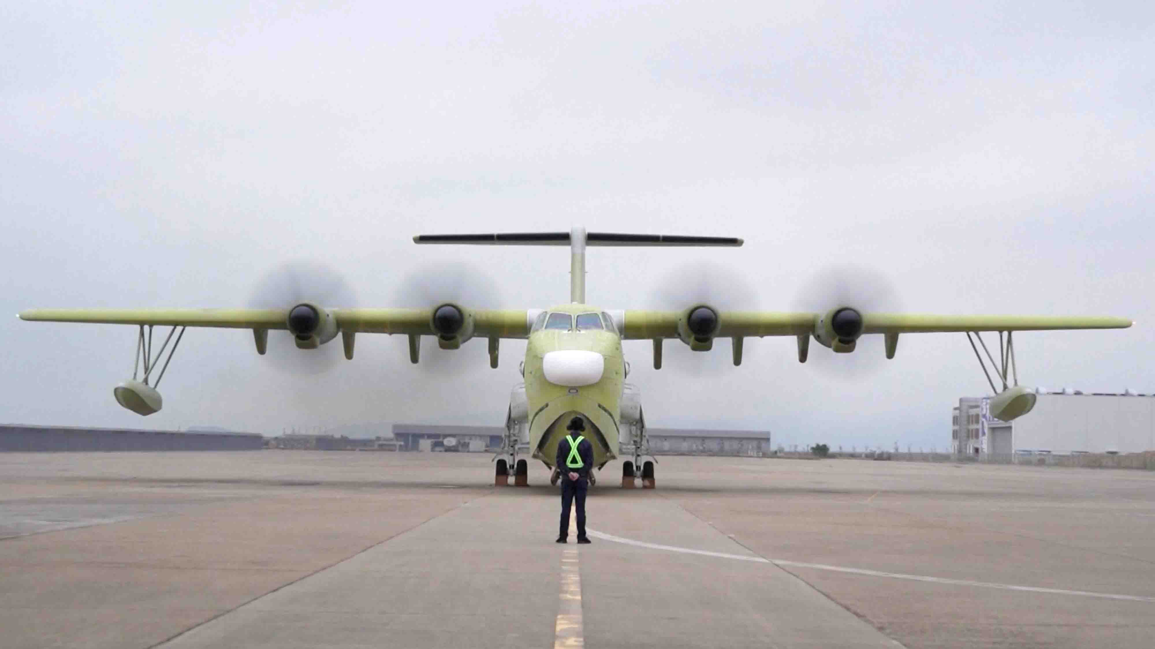 China's self-developed large amphibious aircraft passes test run - CGTN