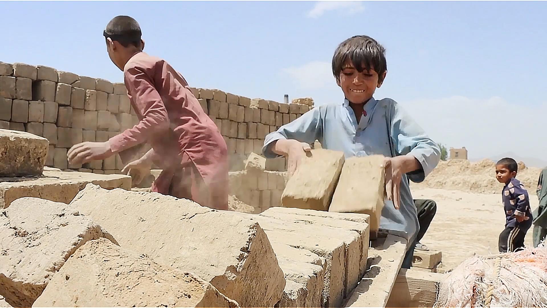 Thousands of Afghan children toil for bread in Kabul - CGTN