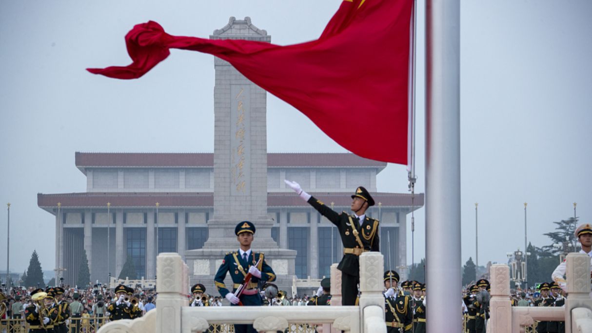 Bildnummer: 55811692 Datum: 22.08.2011 Copyright: imago/Xinhua (110822) --  ST. PETERSBURG, Aug. 22, 2011 (Xinhua) -- The flag-raising ceremony is held  during celebrations for Russia s Flag Day in St. Petersburg, Russia, Aug.