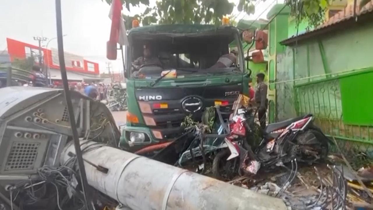 Truck Crash Outside Indonesia School Kills 10, Including Students - CGTN