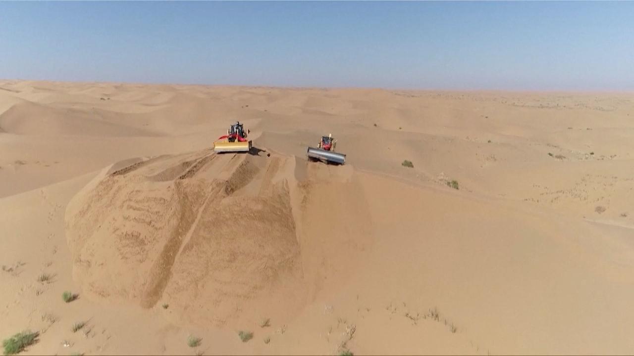 China starts building its largest photovoltaic power base in desert