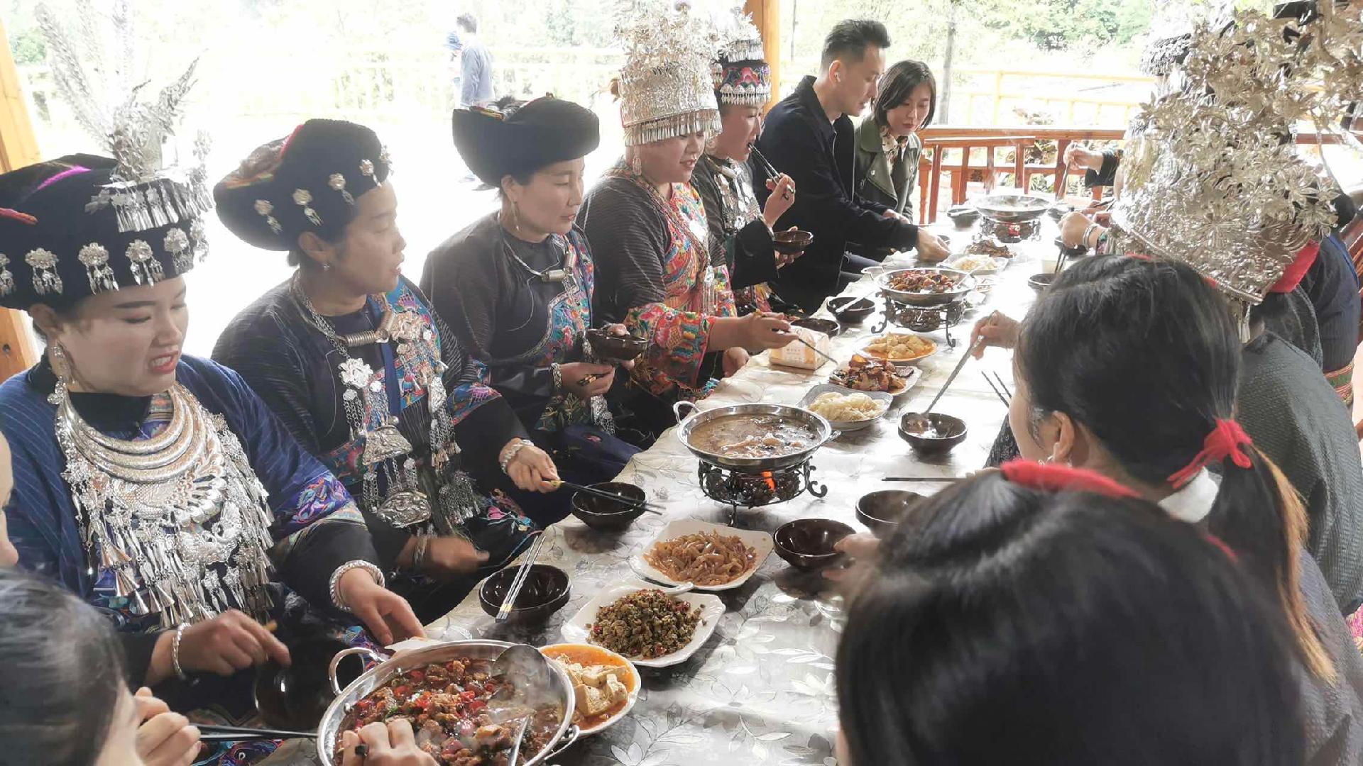 Shibadong Village's Long-table banquet: A taste of better life - CGTN