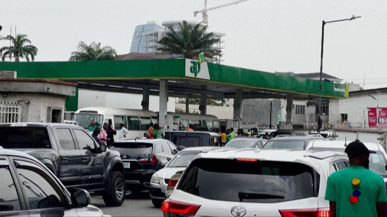 nigerians-frustrated-with-nationwide-fuel-scarcity-and-cash-shortage-cgtn