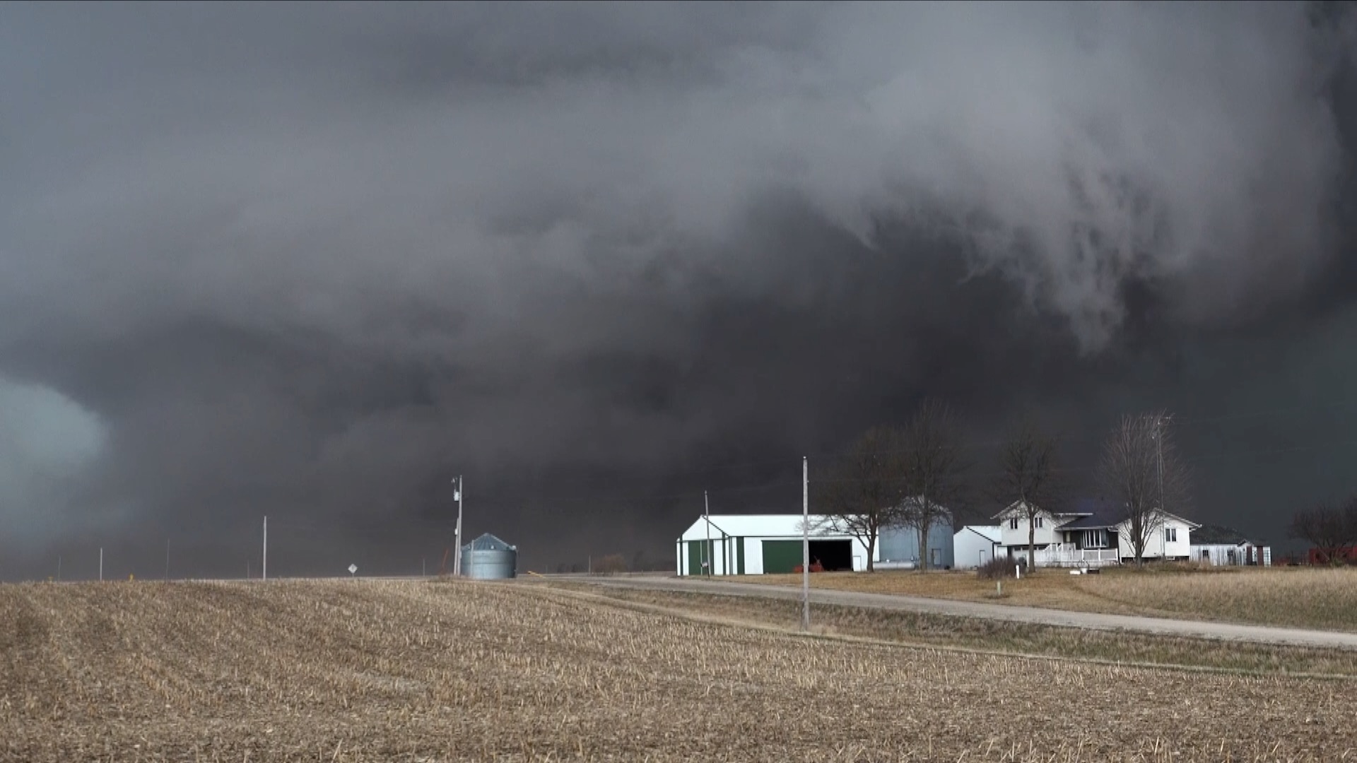Massive high contrast wedge tornado races across half of Iowa CGTN