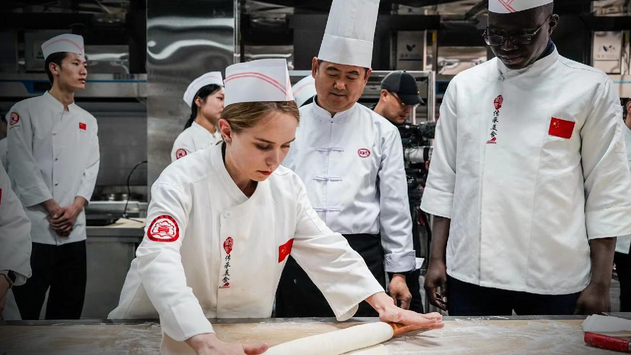 Gen Zers From Three Continents Learn To Cook Luoyang Water Banquet Cgtn