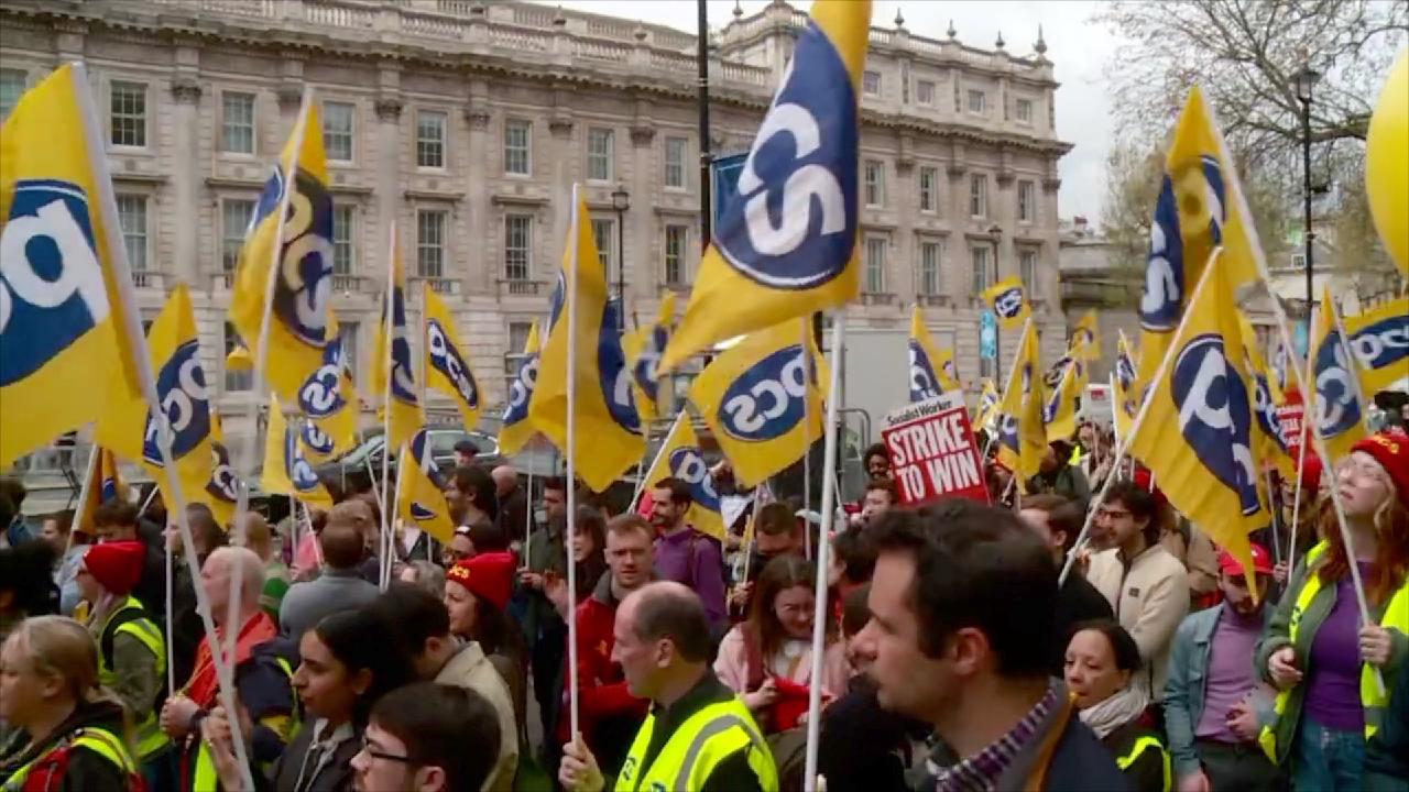 130,000 UK civil servants strike over pay and working conditions - CGTN