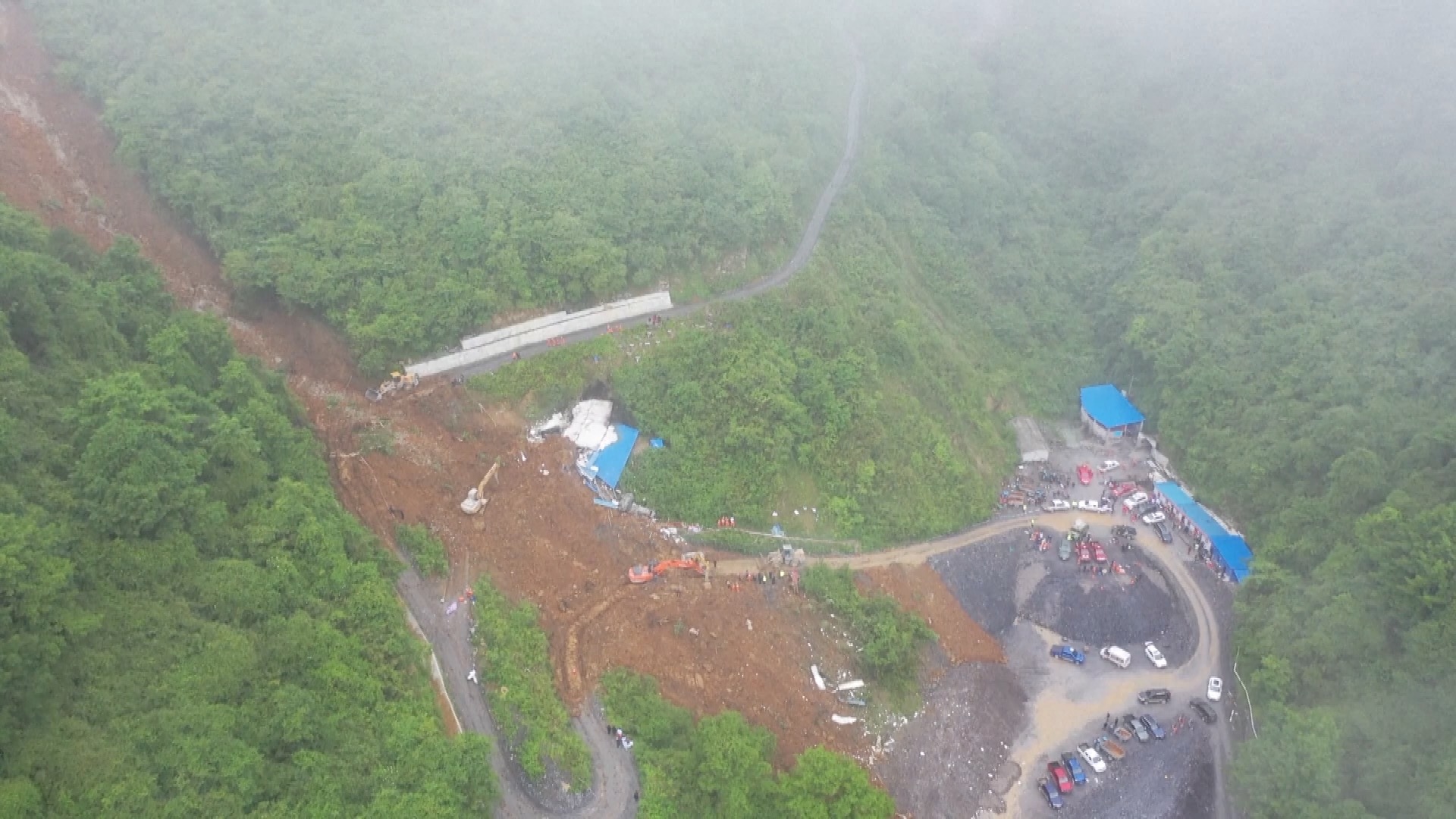 चीन में भूस्खलन, 19 लोगों की मौत, राहत बचाव जारी Landslide in China, 19 people died, relief rescue continues