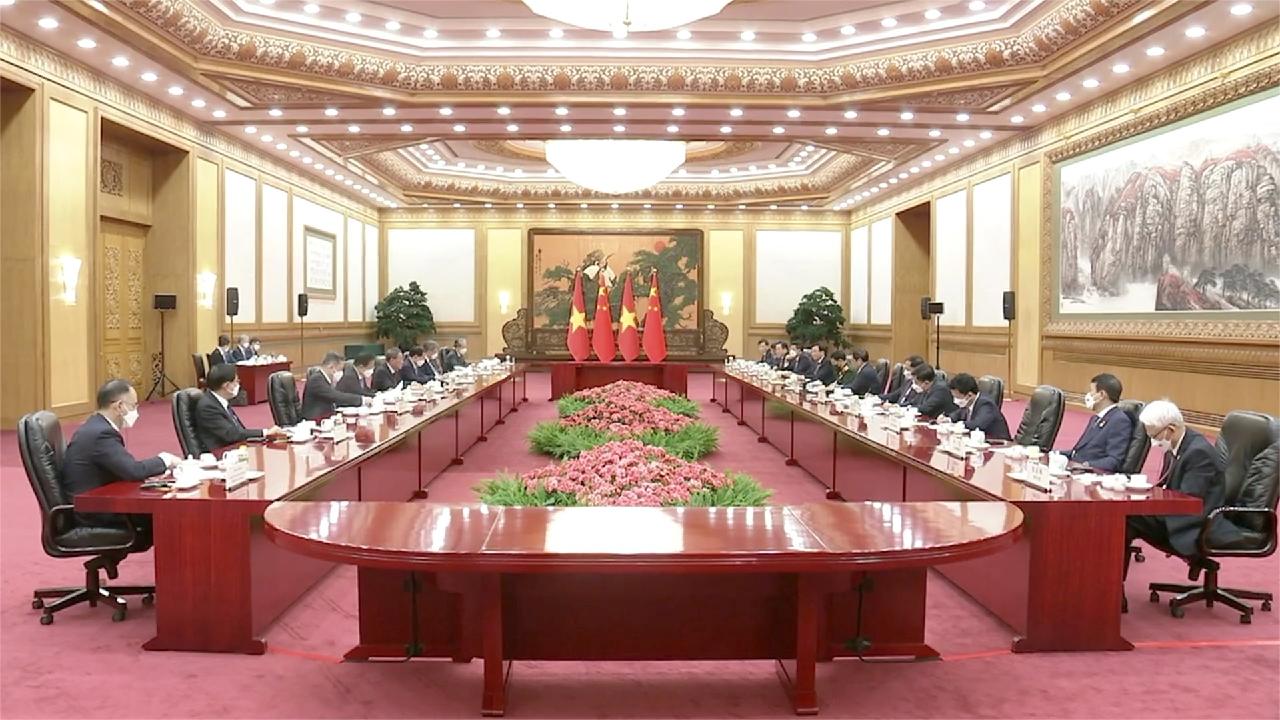 Premier Li holds talks with Vietnam's prime minister - CGTN