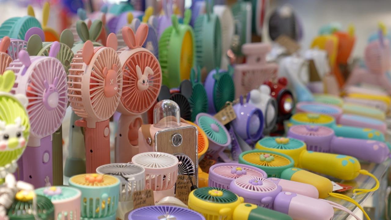 Surging sales of 'facekini' and fans amid extreme heat CGTN