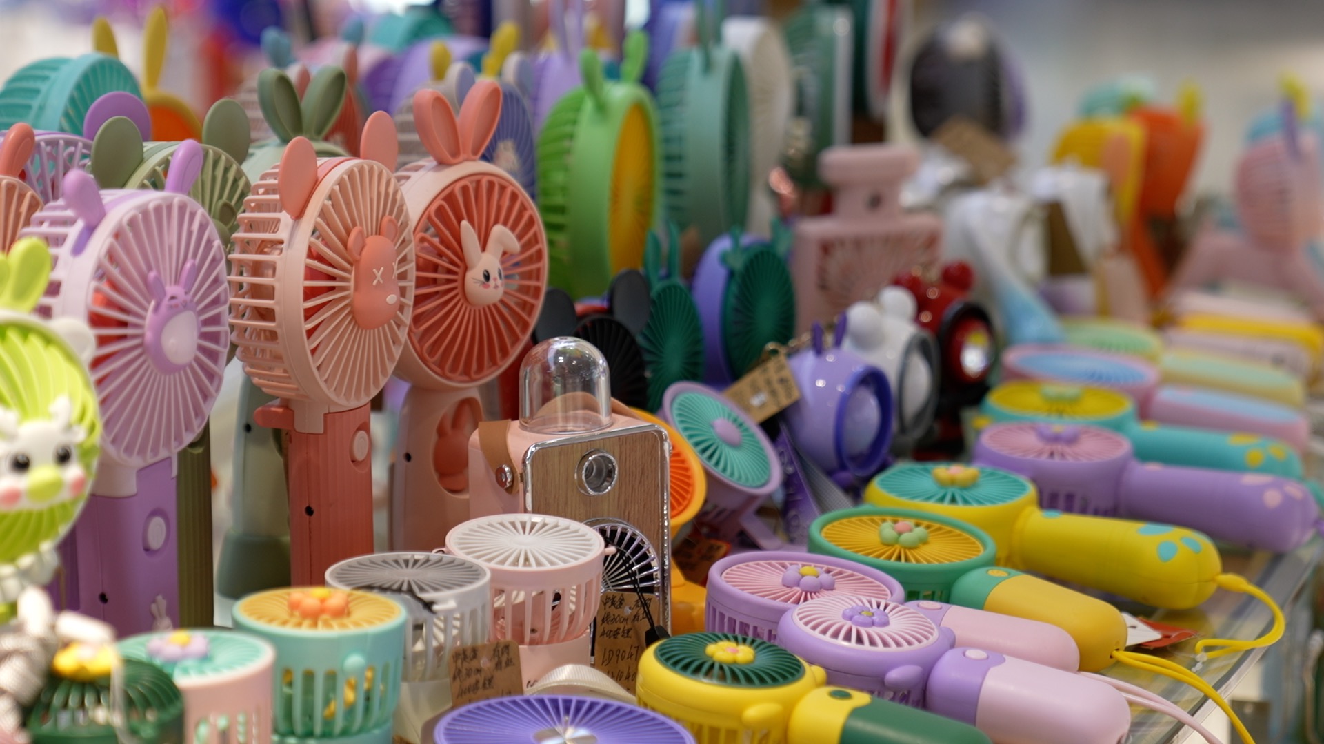 Surging sales of 'facekini' and fans amid extreme heat CGTN