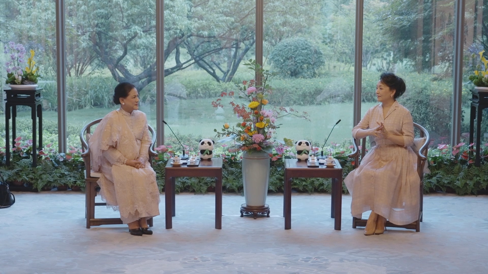 Peng Liyuan meets Indonesian first lady