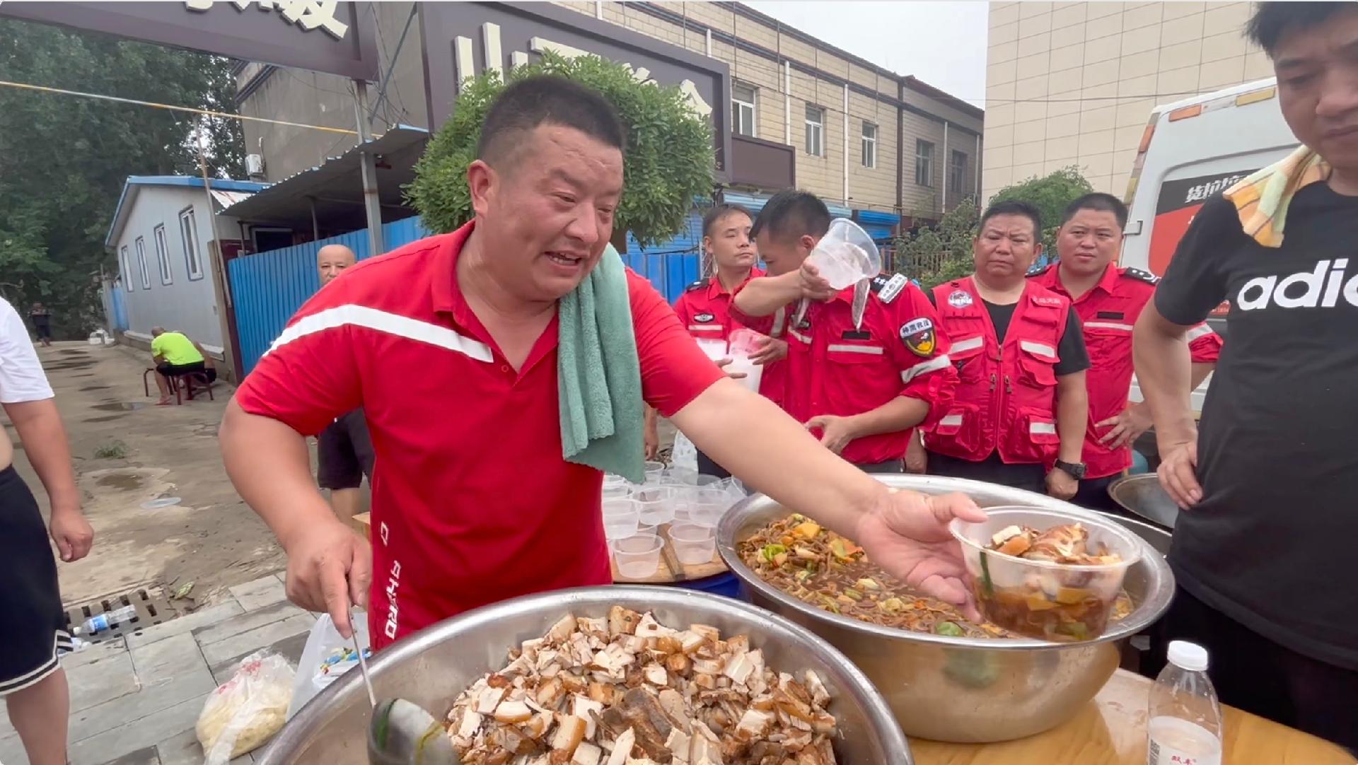 civilians-provide-support-to-rescue-workers-in-china-s-flood-affected-regions