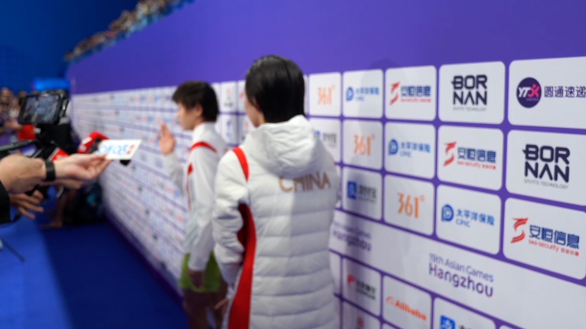 China's diving champion 'yields' interview to partner at Asian Games