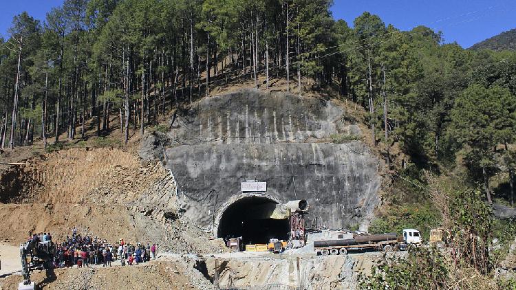 41 Workers Trapped For 17 Days In A Tunnel Are Rescued In India - CGTN