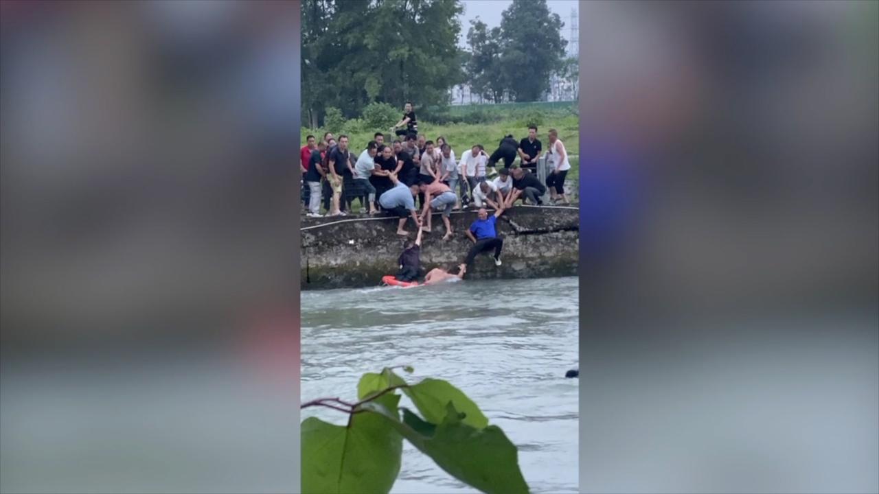Passersby save driver after car plunges into river in SW China - CGTN