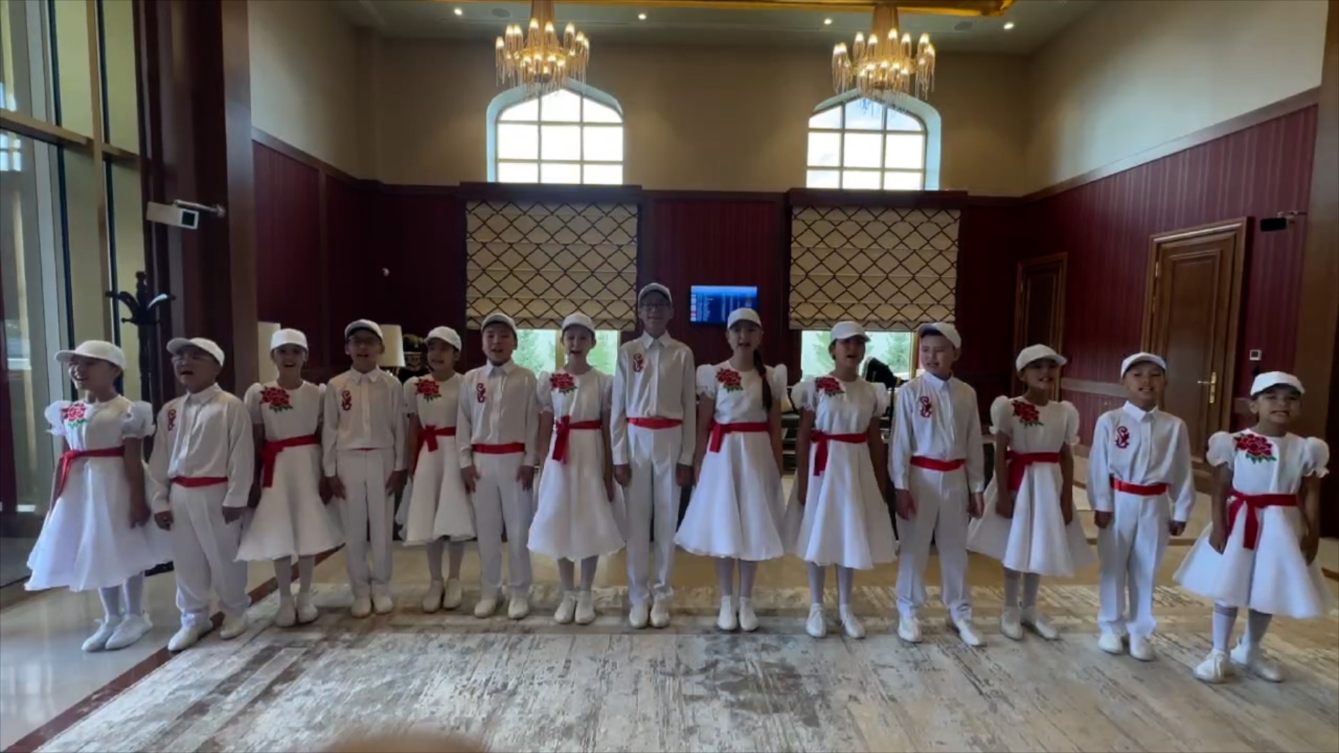 Kazakhstani children sing Chinese song to welcome President Xi