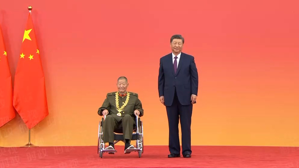 President Xi awards Medal of the Republic to Huang Zongde