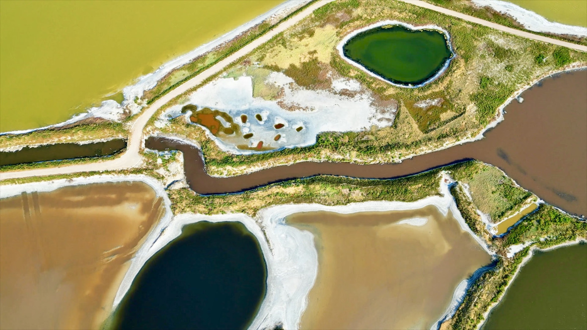 Yuncheng Salt Lake in north China unveils stunning autumn look