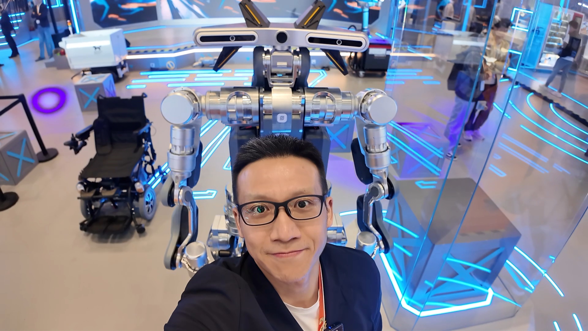 Robots at CIIE: Can AI 'see' like humans?