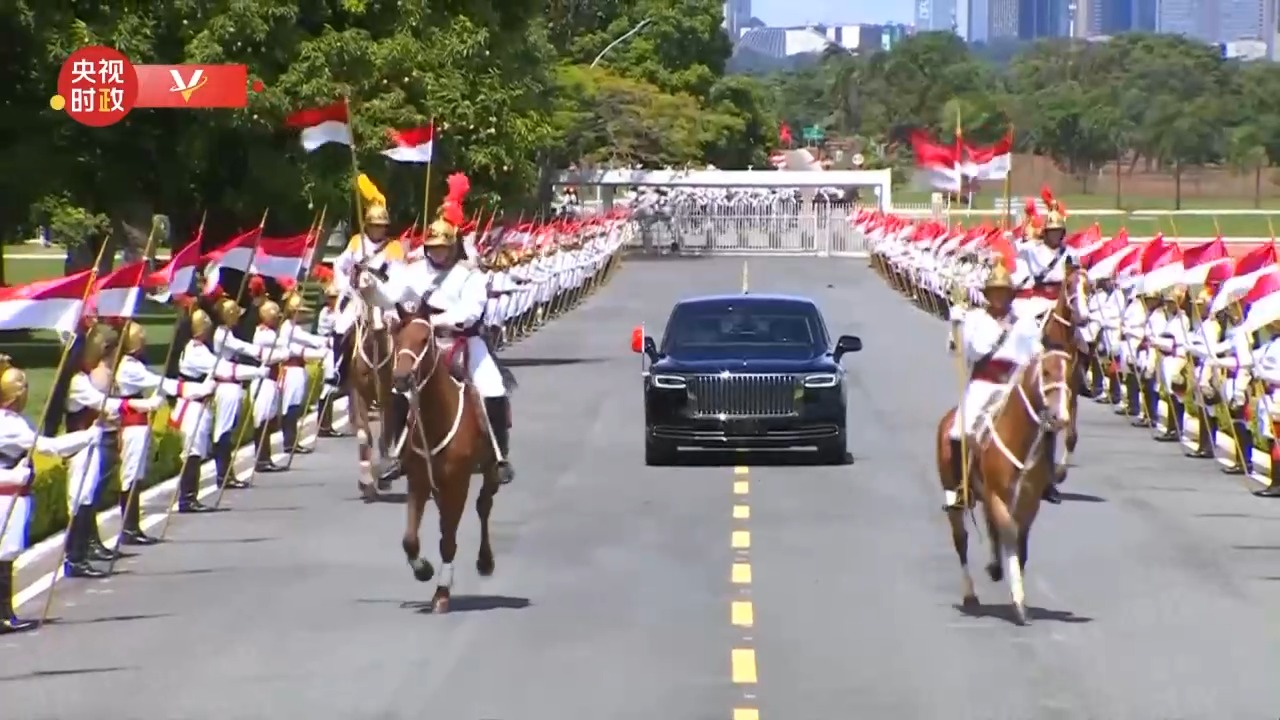 President Xi Jinping arrives at the Brazilian Presidential Palace