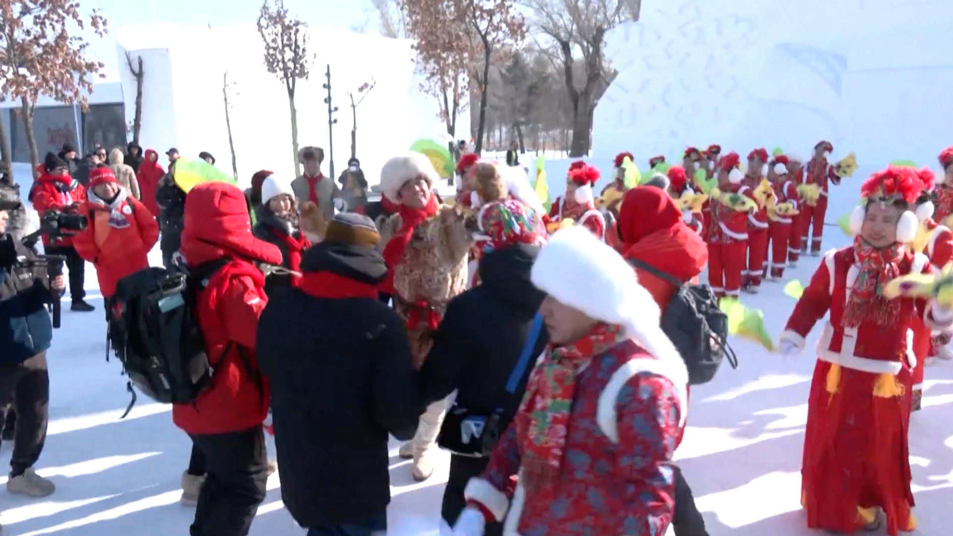 Foreign visitors to Asian Winter Games enjoy Harbin's local culture