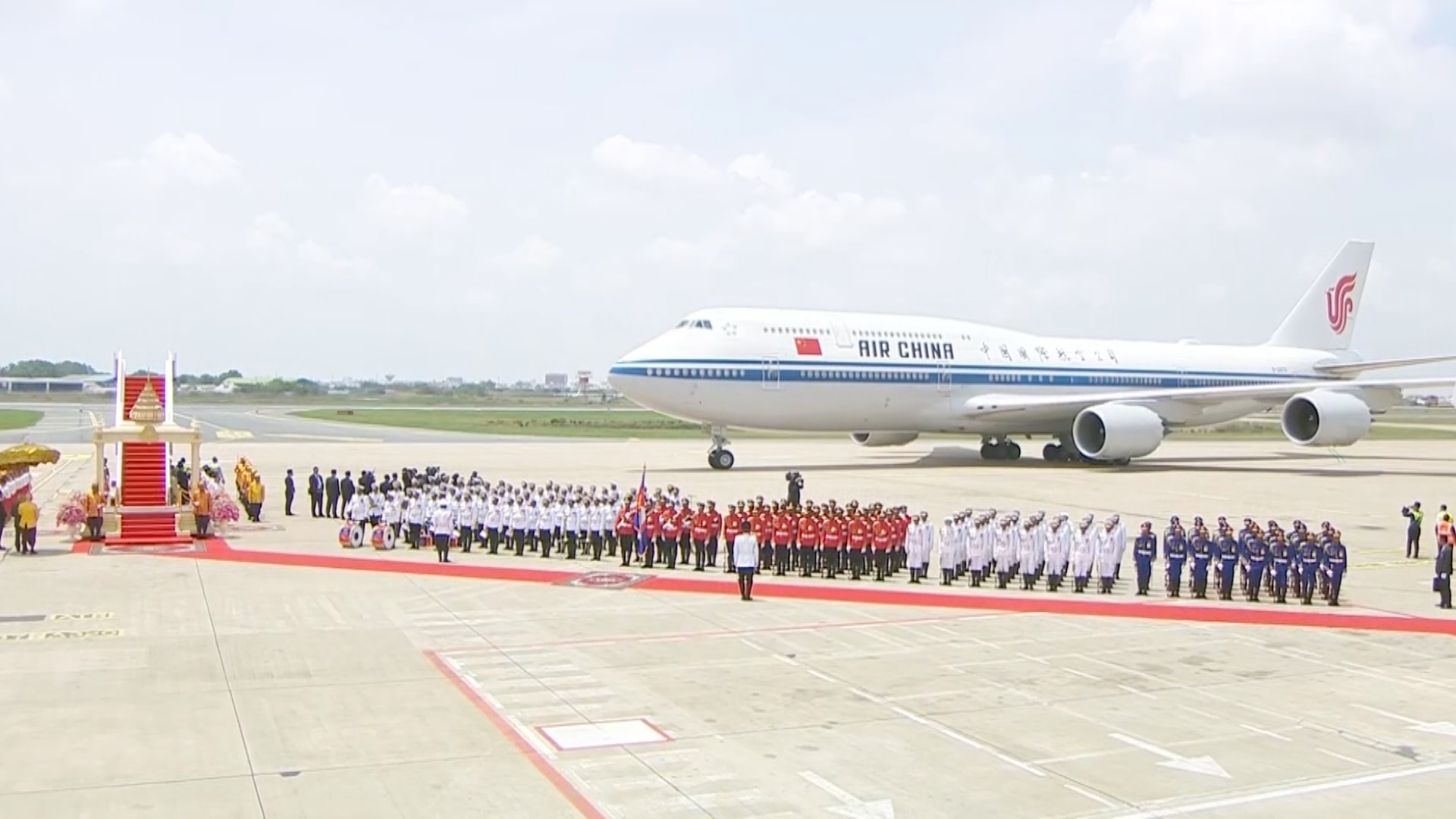 Xi Jinping arrives in Phnom Penh for state visit to Cambodia