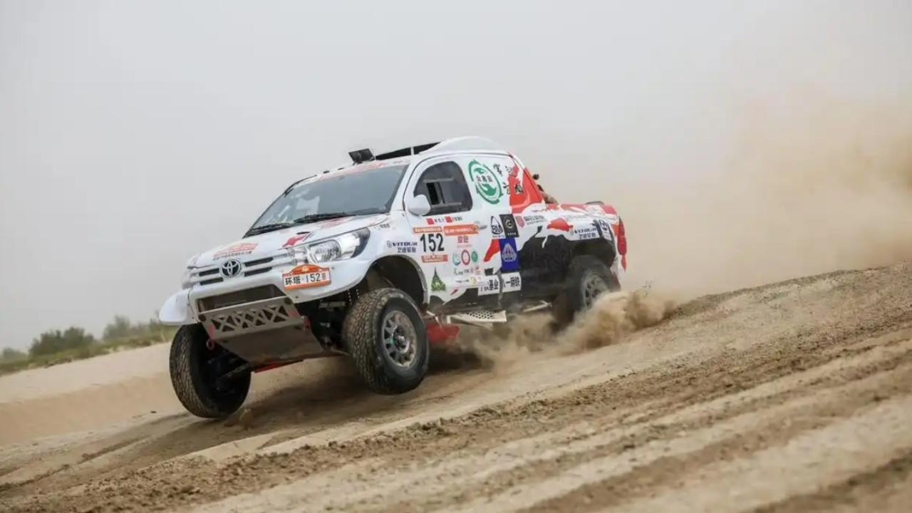 Competitors battle dust clouds at Stage 4 in Taklimakan Rally