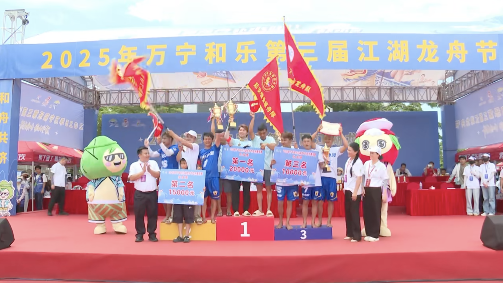 Annual dragon boat race held in 'China's dragon boat town'