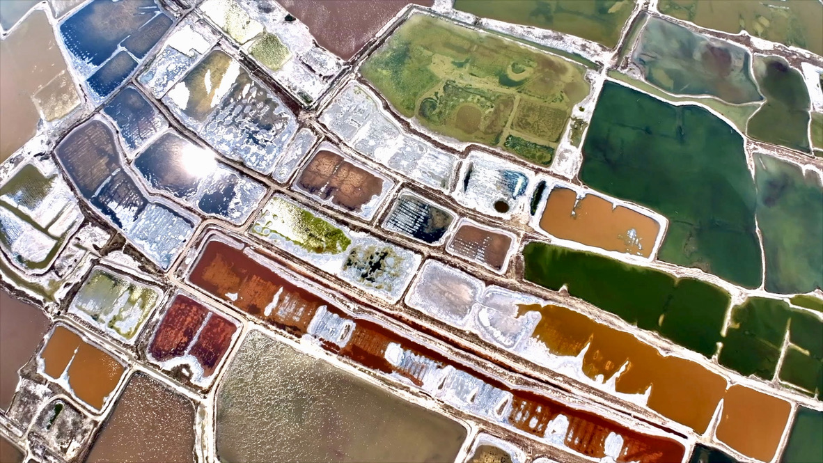Yuncheng Salt Lake glows in summer heat