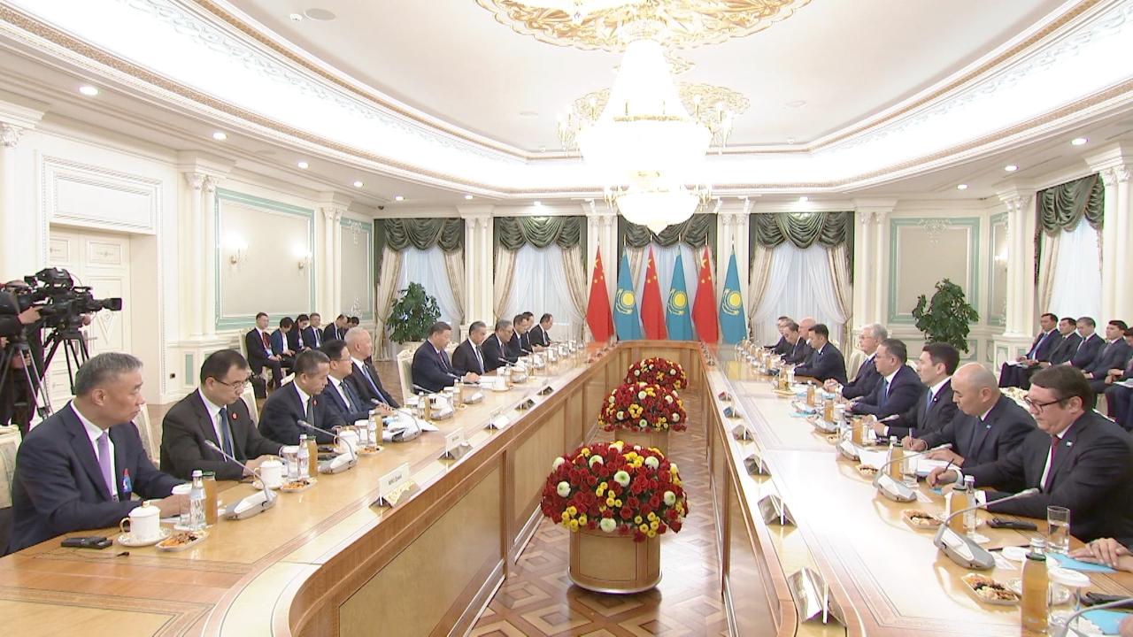 Chinese President Xi Jinping on Monday said that China is ready to work with Kazakhstan to resolutely strengthen the friendship between the two countries and contribute more to regional, world peace and development with stability and positive energy of bilateral ties.