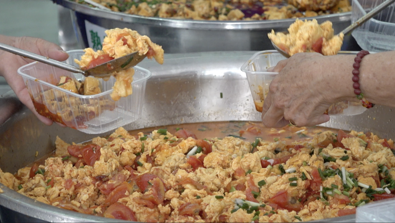 From garden to kitchen, community brings warmth to disaster zone