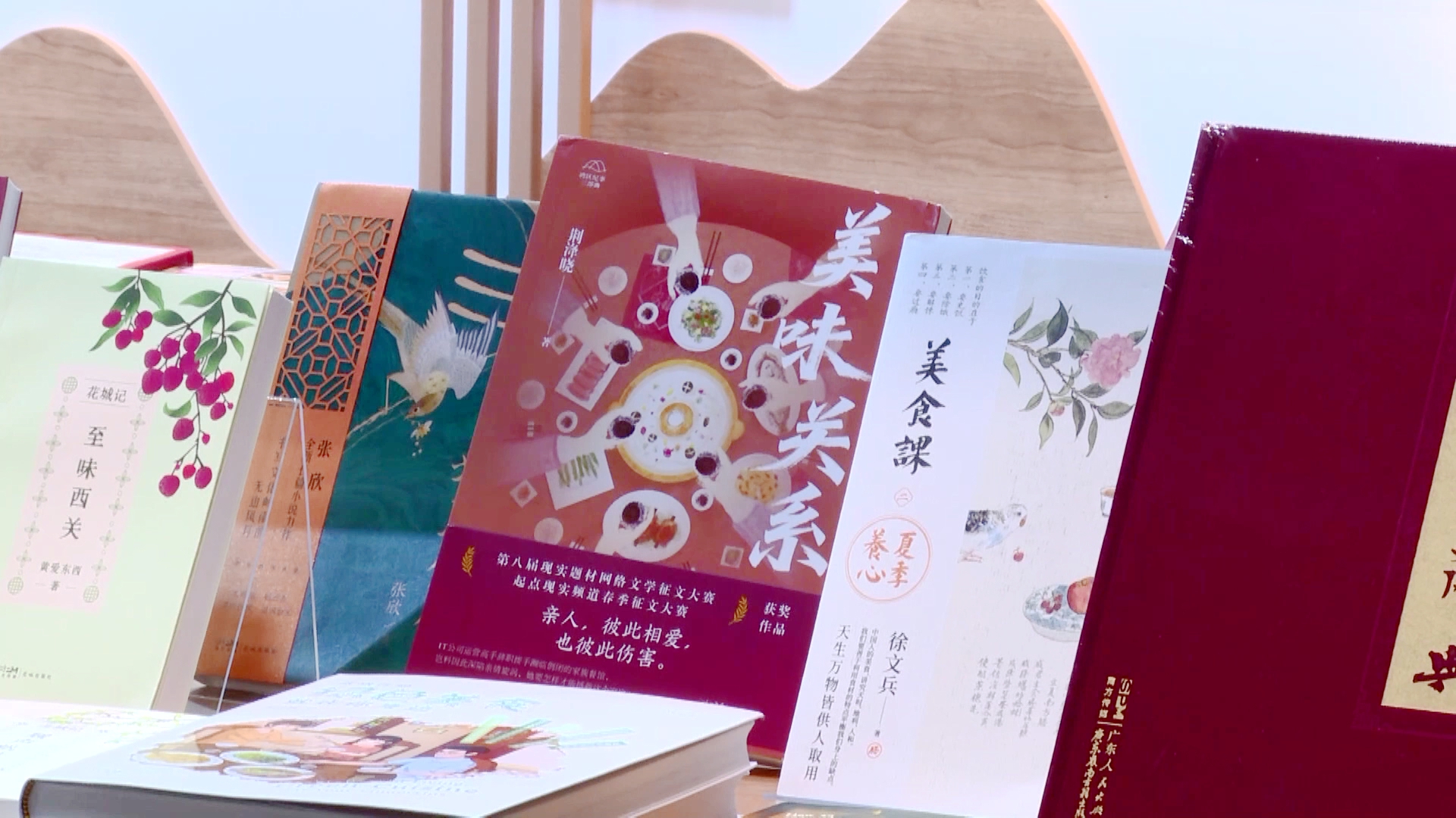 Hong Kong Book Fair showcases array of titles from Chinese mainland